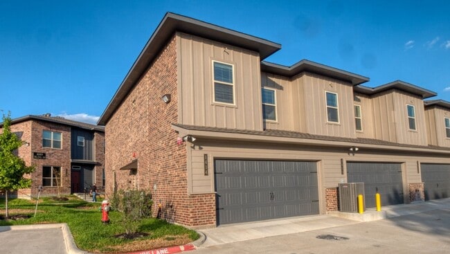 Building Photo - Spacious Townhome Available For the New Year!