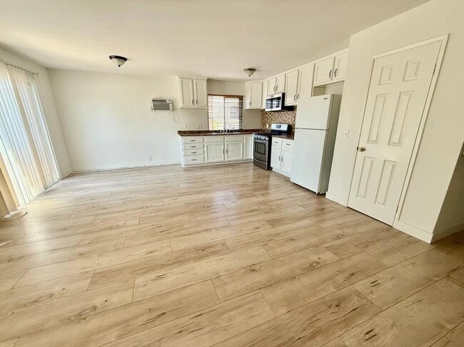 Building Photo - 1 bedroom in NORTH HOLLYWOOD CA 91605