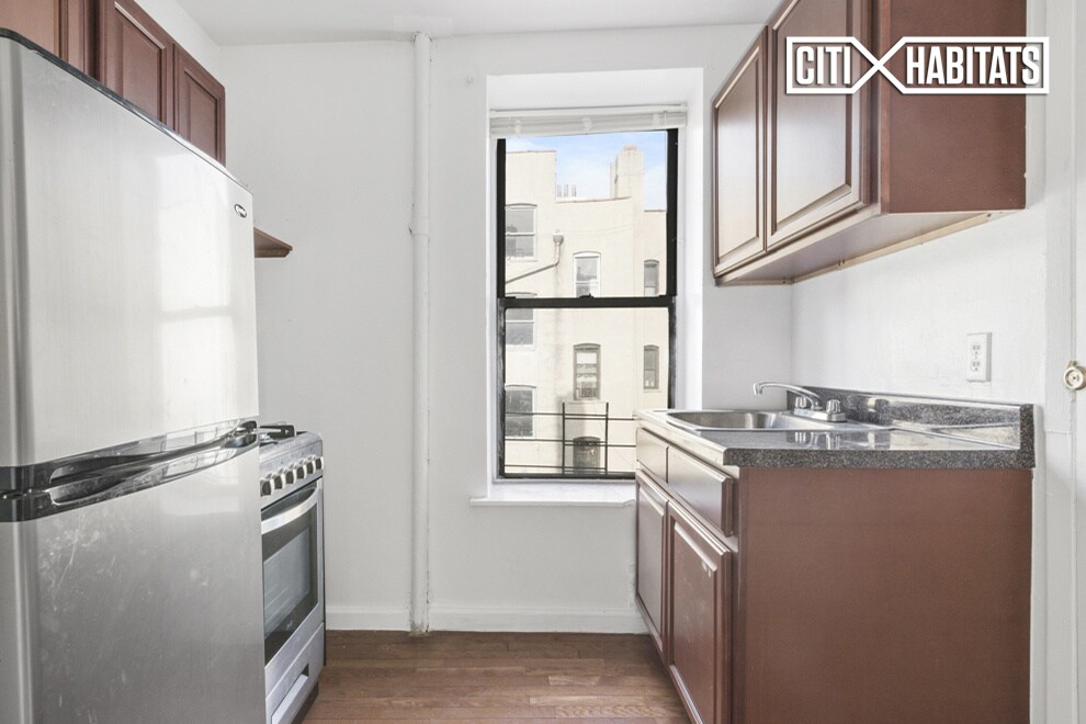 Building Photo - 112 E 103rd St
