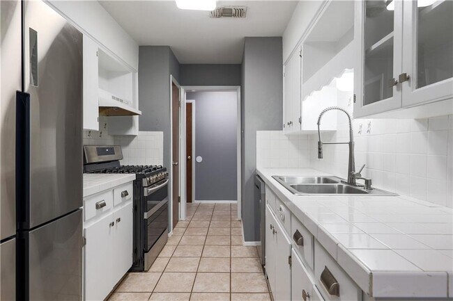 Foto del edificio - 8504 Woodstone Dr