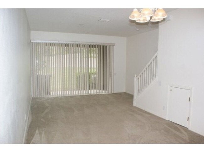 Building Photo - Beautiful 2/2.5 two story townhome in grea...
