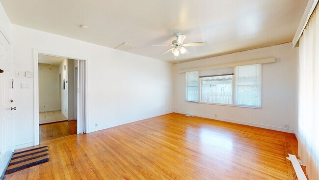 Building Photo - Spacious Dimond District Duplex!