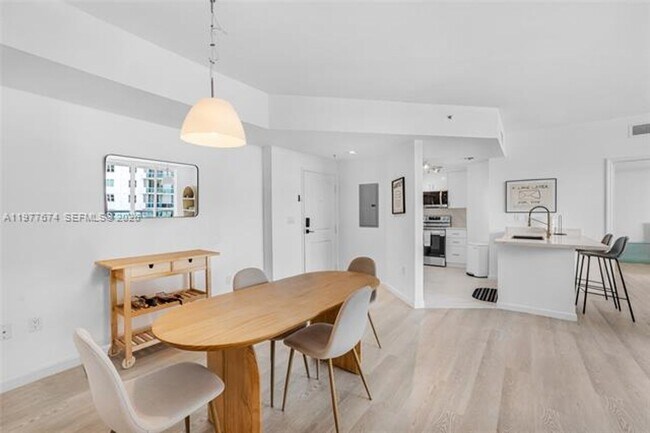 Foto del edificio - 7910 Harbor Island Dr