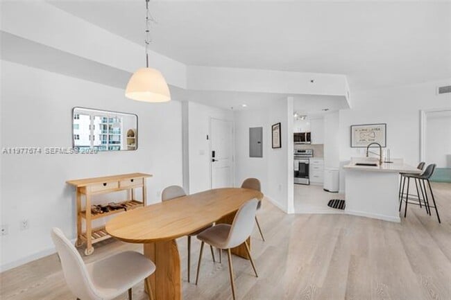 Building Photo - 7910 Harbor Island Dr