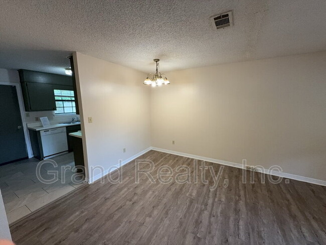 Foto del edificio - 2881 E Johnson Ave