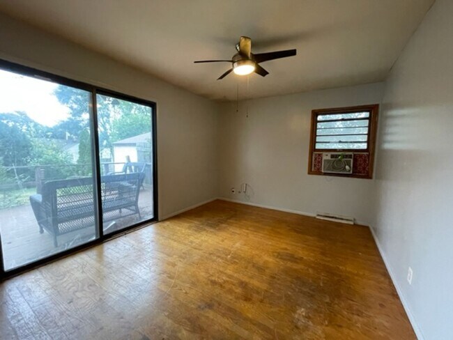 Building Photo - 3 bedroom home with 1.5 bathrooms Immediat...