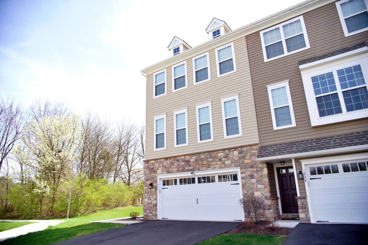 Primary Photo - 1037 Chapman Cir