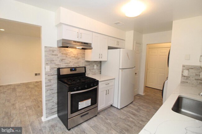 Foto del edificio - 615 Sharon Garden Ct