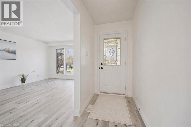 Building Photo - 27 Silverspring Crescent