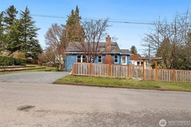 Building Photo - Charming Greenwood Home !