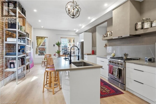 Building Photo - 472 Barton St E