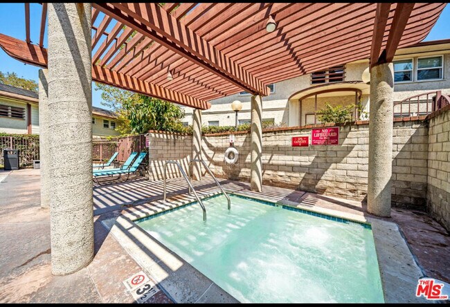 Foto del edificio - 5882 Bowcroft St