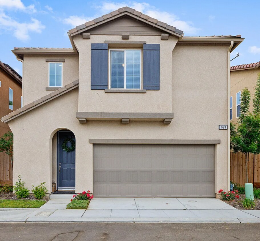 Foto principal - $2,395 Belmont & Fowler, 3 Bedroom - N Eli...