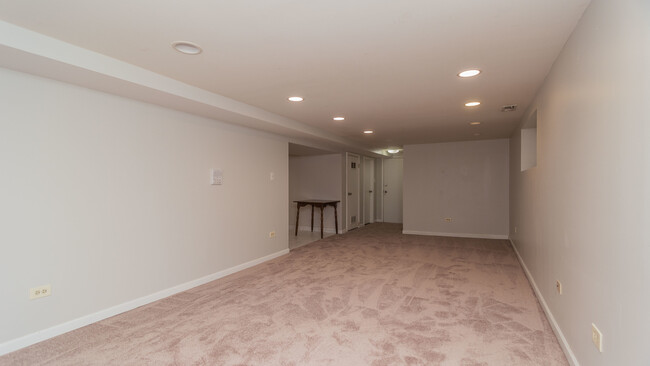 Building Photo - 5749 N Artesian Ave