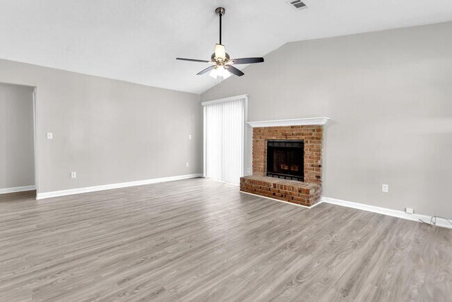 Foto del edificio - BEAUTIFUL 3 BEDROOM RANCH, 2 FULL BATHS