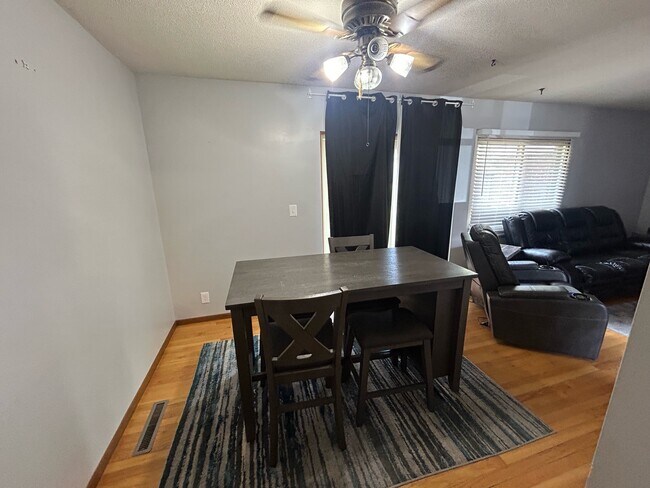 Foto del edificio - 4049 18th Ave NW