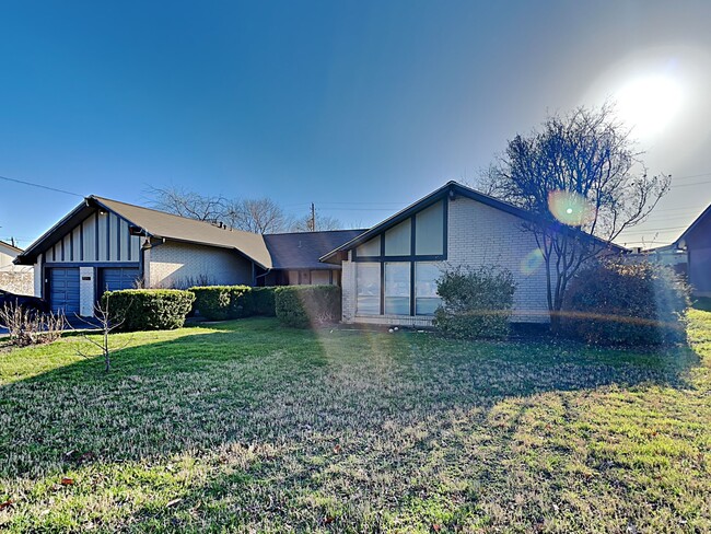 Building Photo - 2025 Monarch Unit A