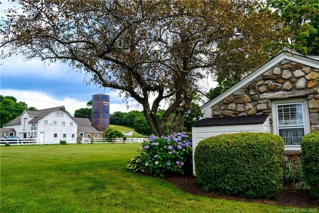 Building Photo - 220 Candlewood Mountain Rd
