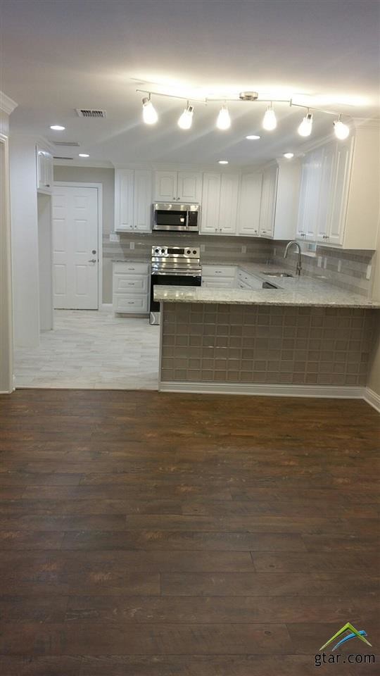 Building Photo - 3219 Fernwood Dr
