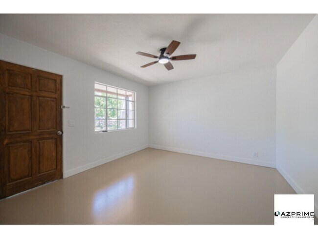 Foto del edificio - Welcome to this Charming 2/1 Phoenix Duplex Unit!