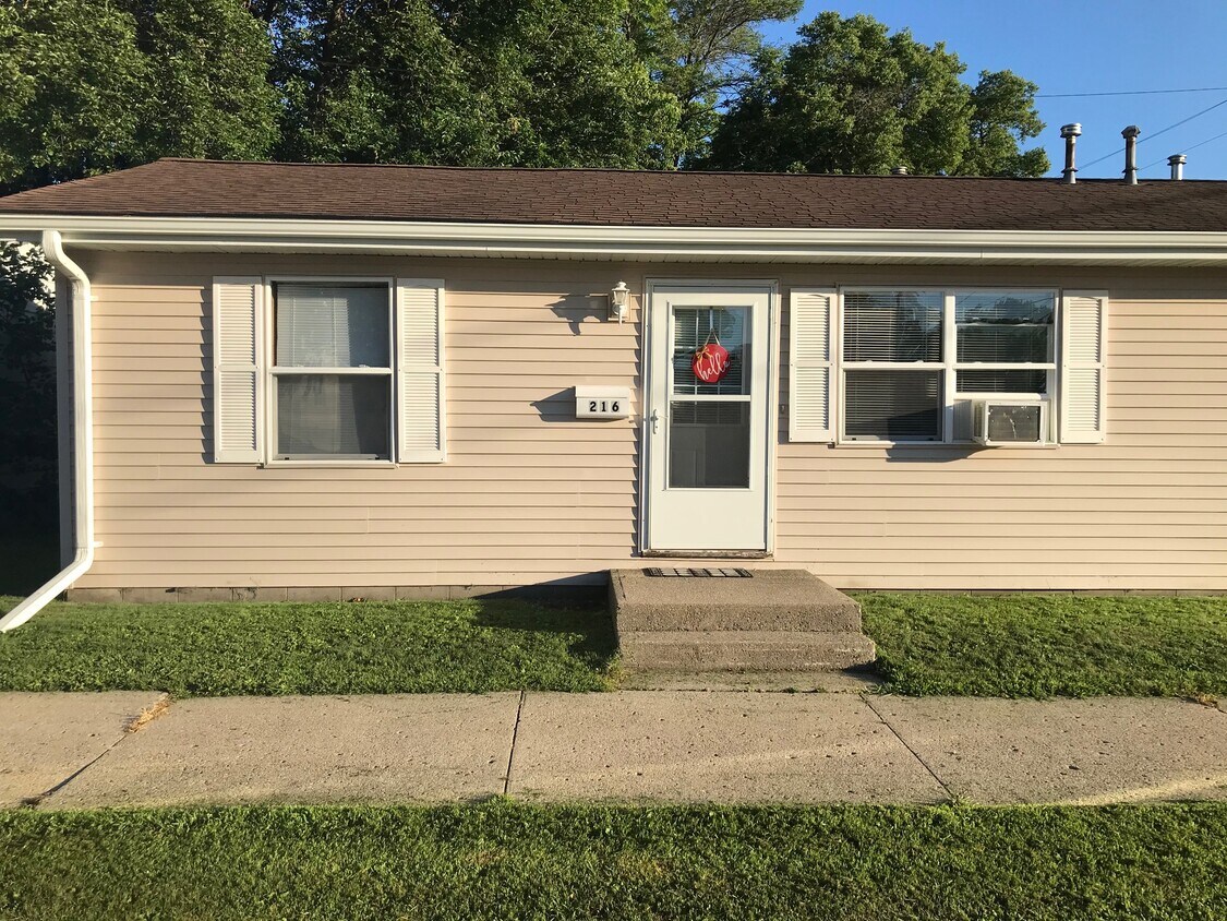 Primary Photo - 216 E 3rd St