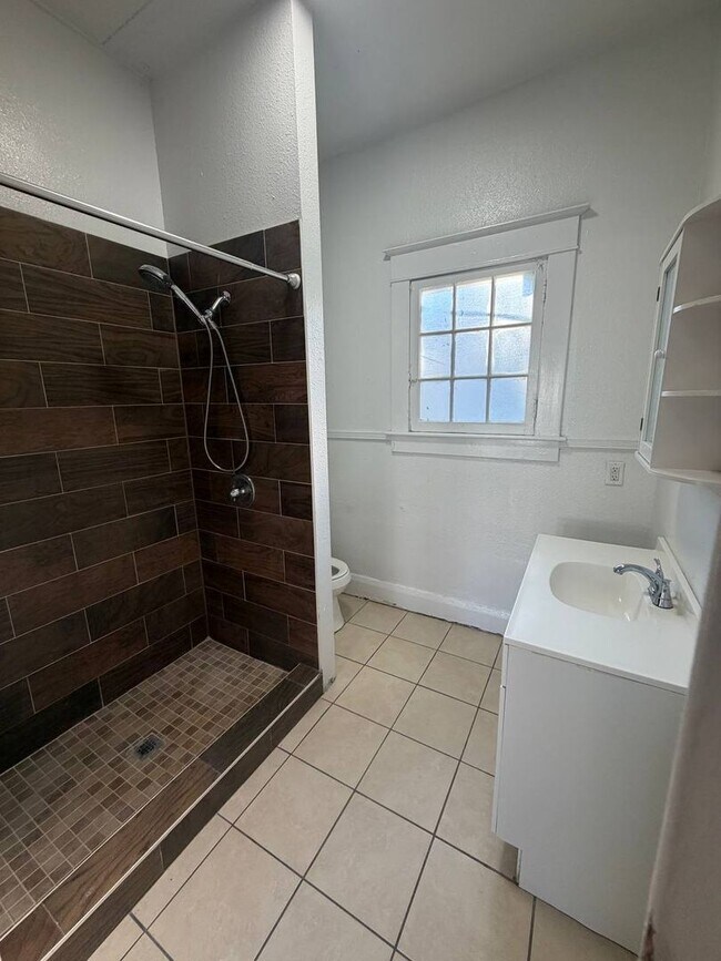 Building Photo - Orange St