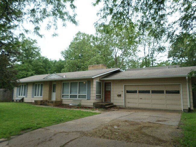 Foto del edificio - Privacy Fence and a Garage!