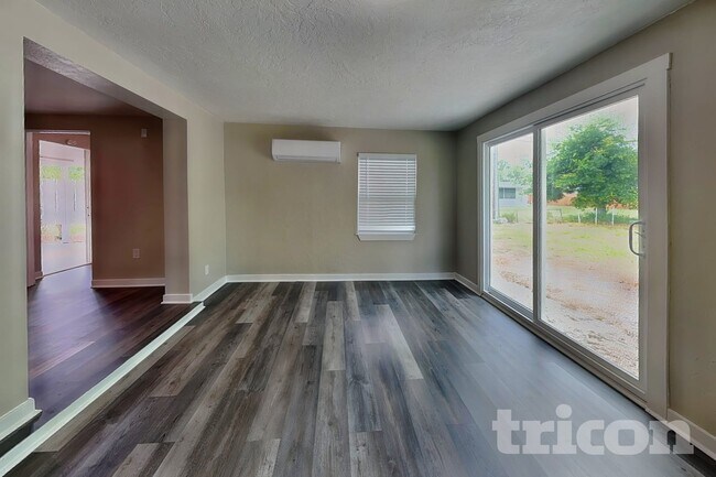 Foto del edificio - 7330 Cass Cir
