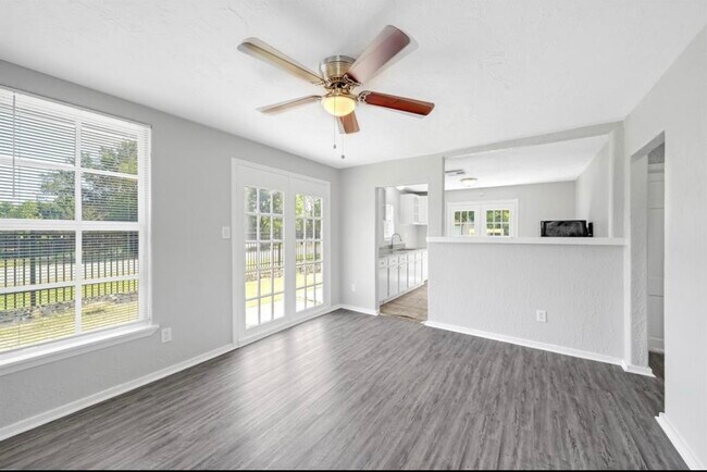 Living room facing kitchen - 827 Shotwell St