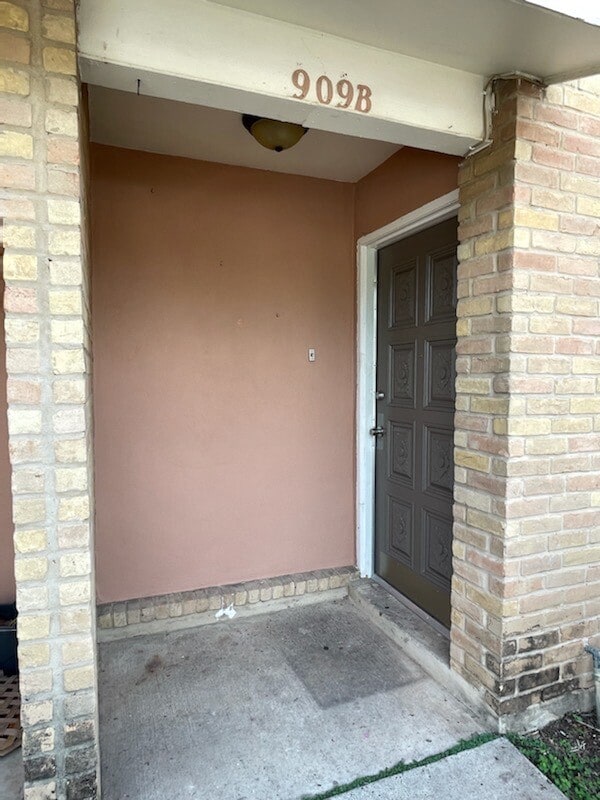 Building Photo - 909B Castle Heights Dr