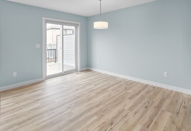 Photo du bâtiment - 1358 Erker Cres NW