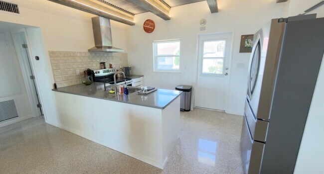 Kitchen - 151 N Orlando Ave