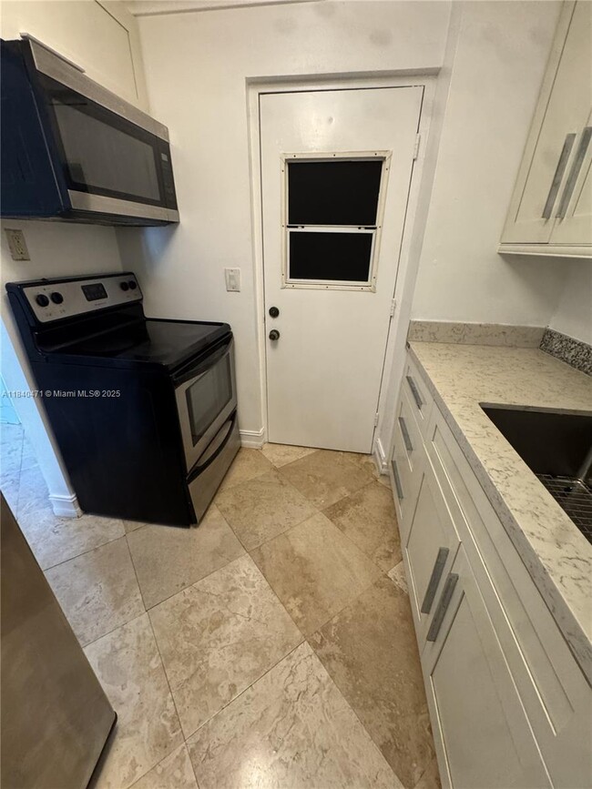 Building Photo - 1407 NE 56th St
