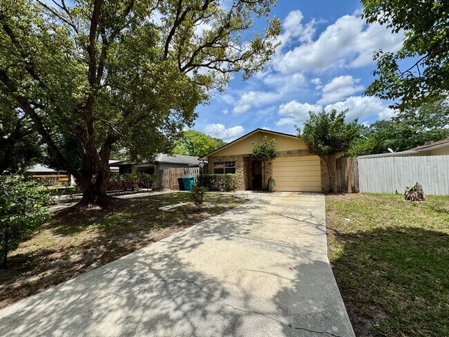 Foto del edificio - Newly Renovated 3/2 Home ~ Updated Kitchen ~ Fenced Yard!
