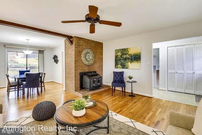 Foto del edificio - 4 br, 3 bath House - 7728 Oak St