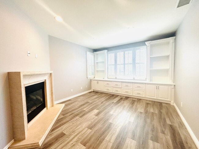 Foto del edificio - Lush and Lavish 4-Bedroom 4-Bathroom Neatly Tucked Away In The Colony At Calabasas