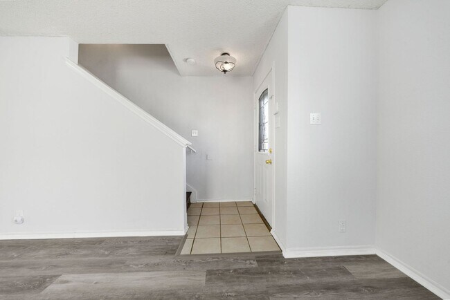 Foto del edificio - Charming Home Awaits: Spacious & Modern Li...