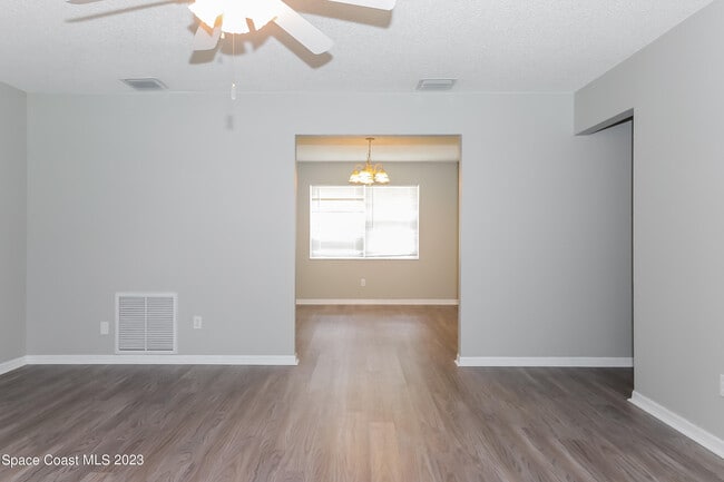 Building Photo - 159 NW Avens St
