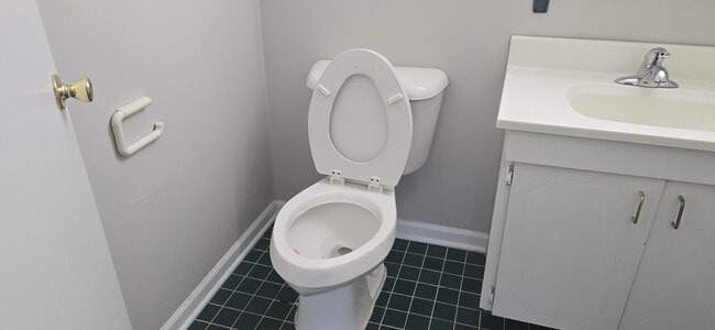 Building Photo - 910 E Old Willow Rd