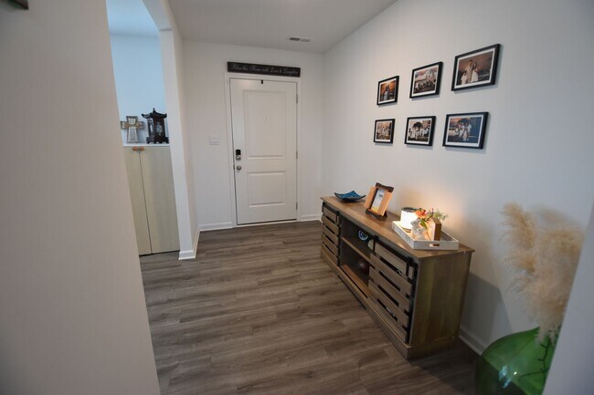 Building Photo - Five Bedroom Home in Greenfield for Rent