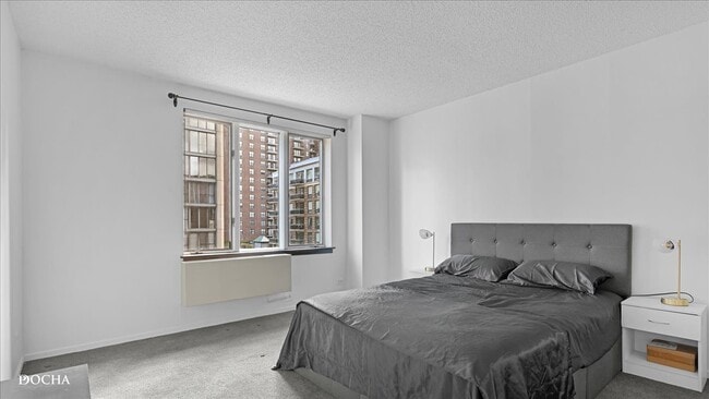 Building Photo - 801 S Plymouth Ct