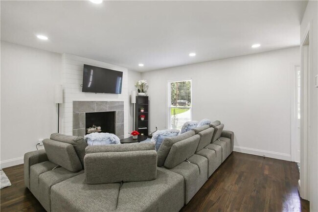 Building Photo - 2832 Riderwood Dr