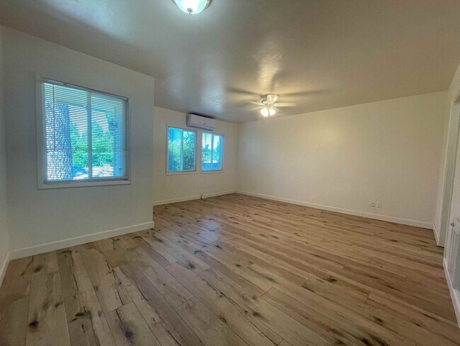 Building Photo - Tri-Plex, 1 bedroom, 1 bath plus a large o...
