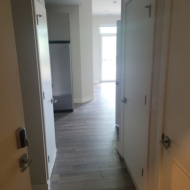 Foto del edificio - 2443 N Western Ave