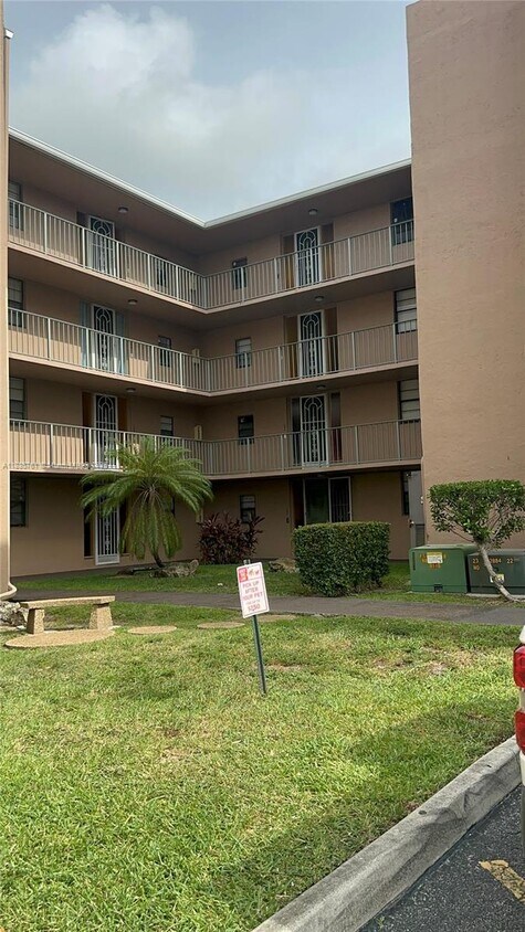 Foto principal - 3100 N Pine Island Rd