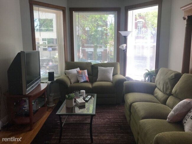 Foto del edificio - 862 N Marshfield Ave