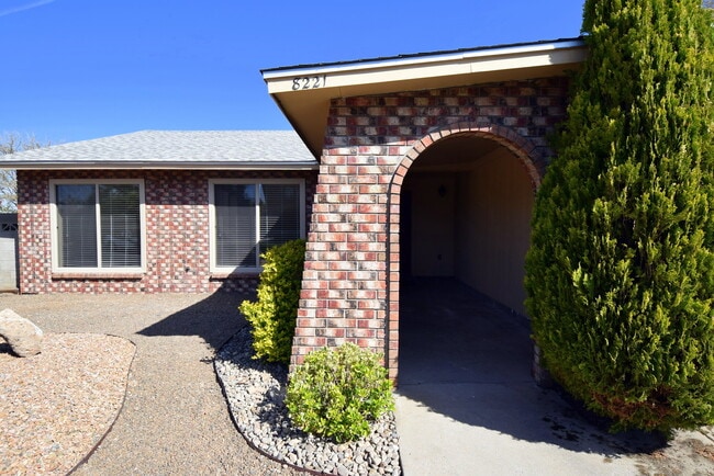 Building Photo - Pristine NE Home! NEW KITCHEN LA CUEVA S.D.  Call today 505-796-1400