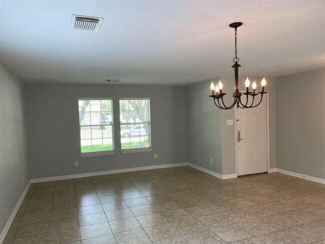 Building Photo - 2527 Pine Shadows Dr