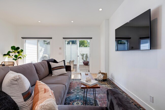 Foto del edificio - 8611 Rosewood Ave