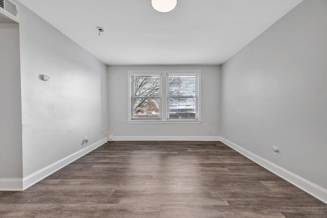 Building Photo - 4405 1st Pl NE